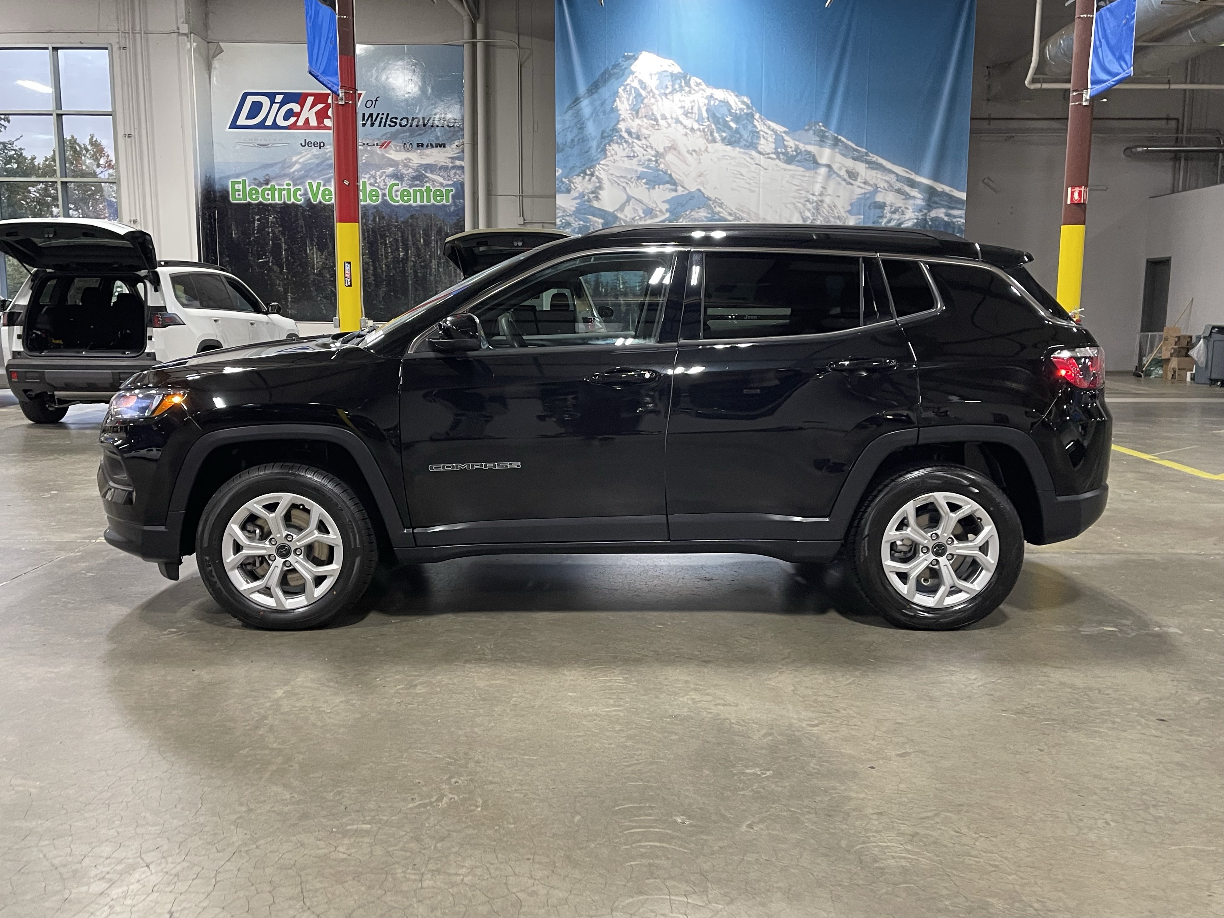 Certified 2025 Jeep Compass Latitude w/ Sun & Sound Group AWD/4WD image 2