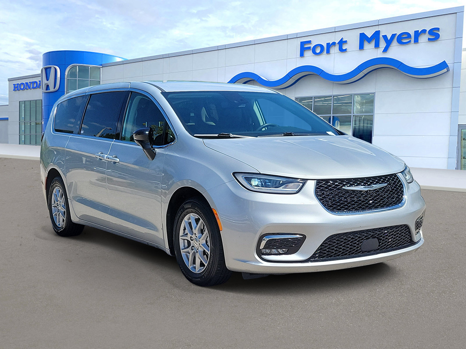 Used 2024 Chrysler Pacifica Touring-L