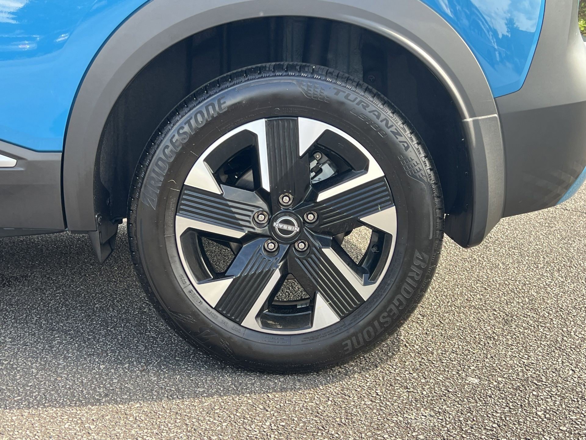 Certified 2025 Nissan Kicks SR FWD image 32