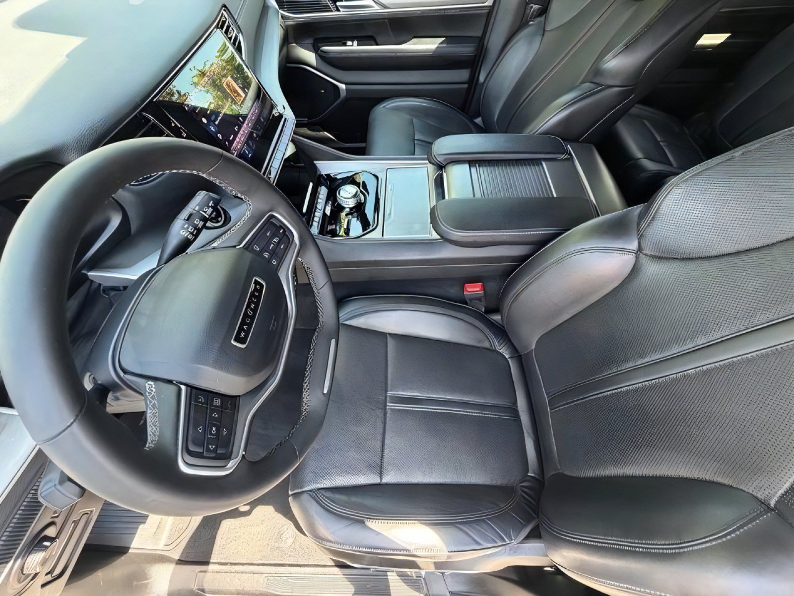 Used 2025 Jeep Wagoneer 4WD image 16