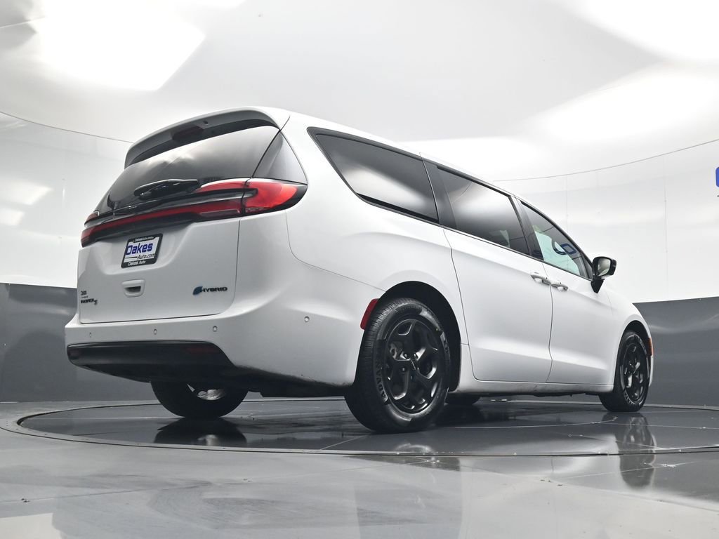 Used 2024 Chrysler Pacifica Select image 45