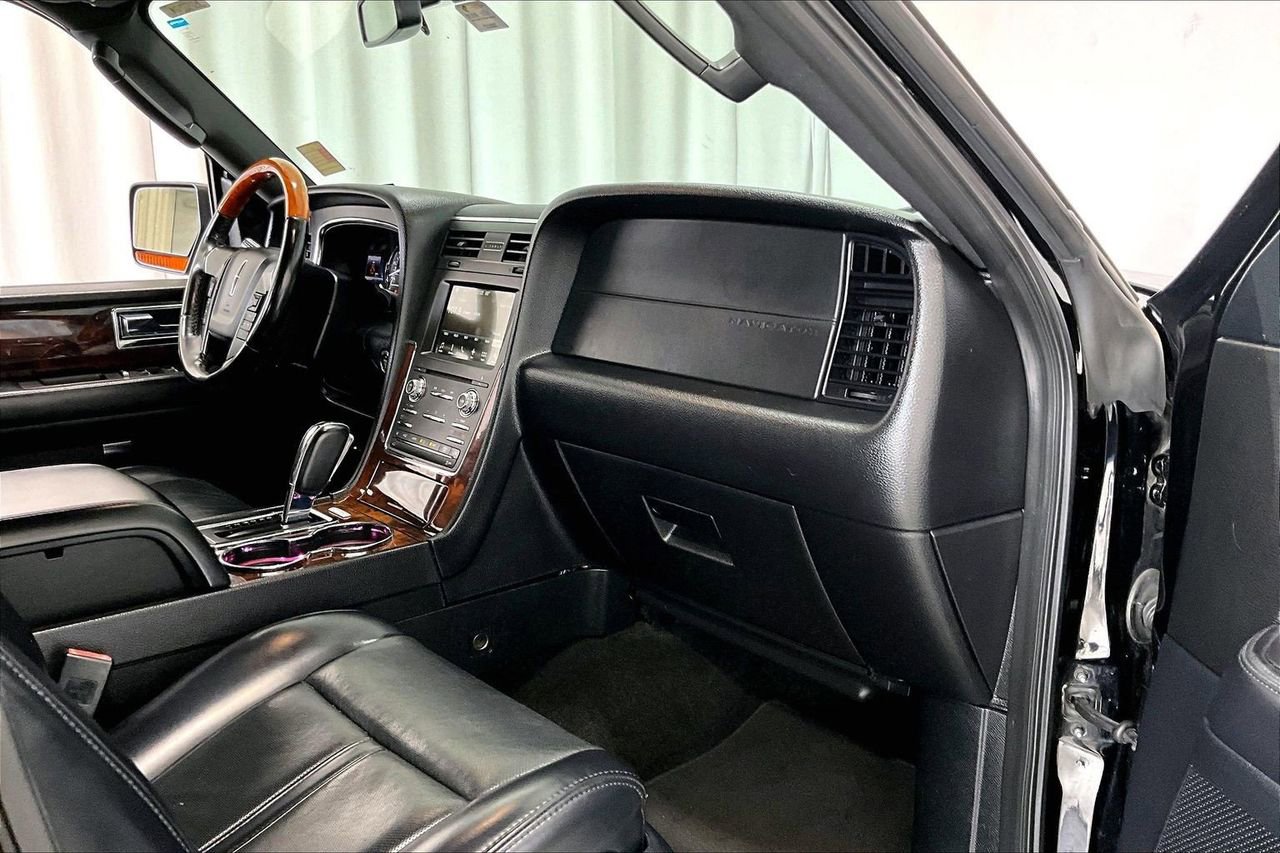 Used 2017 Lincoln Navigator Select RWD image 28