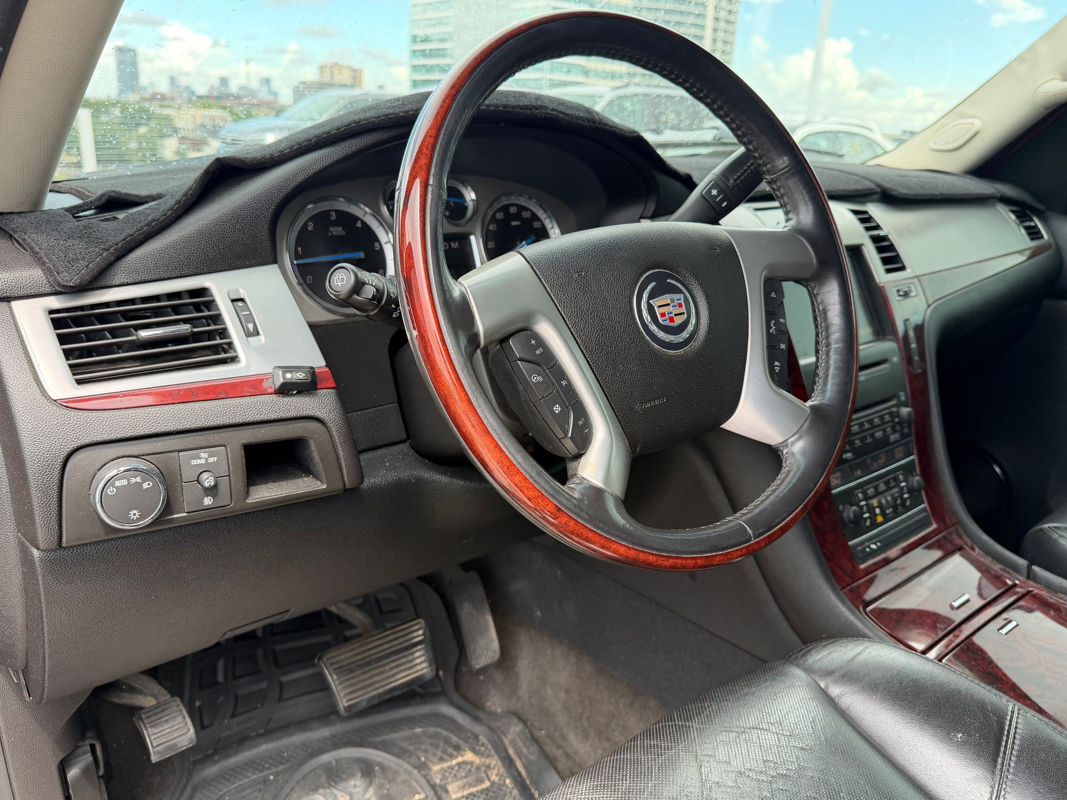 Used 2009 Cadillac Escalade AWD image 4