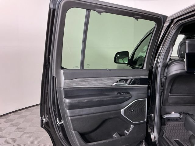 Used 2022 Jeep Wagoneer Series III w/ Rear Seat Entertainment Group AWD/4WD image 27