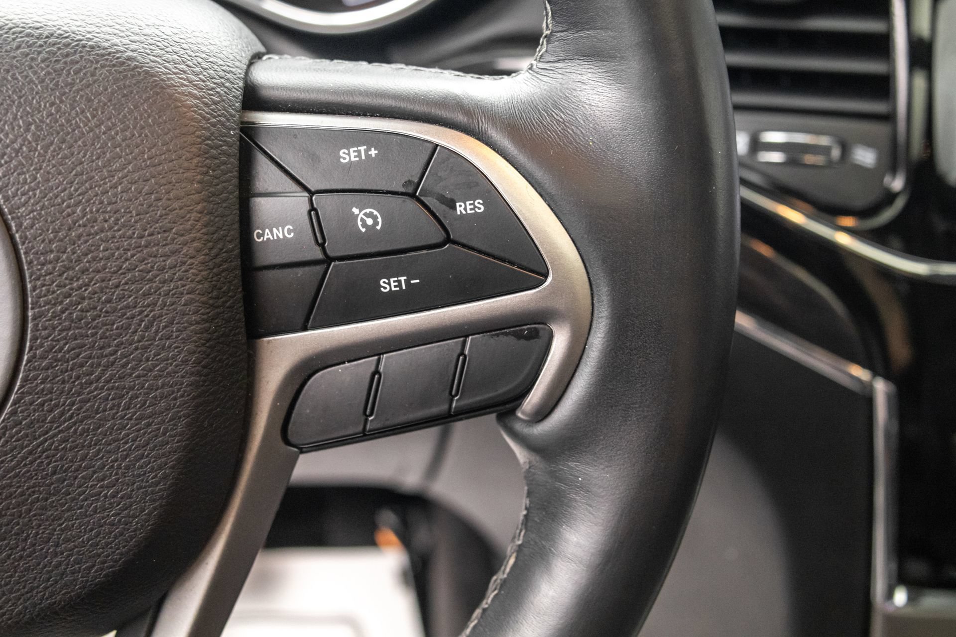Used 2019 Jeep Grand Cherokee Overland AWD/4WD image 18