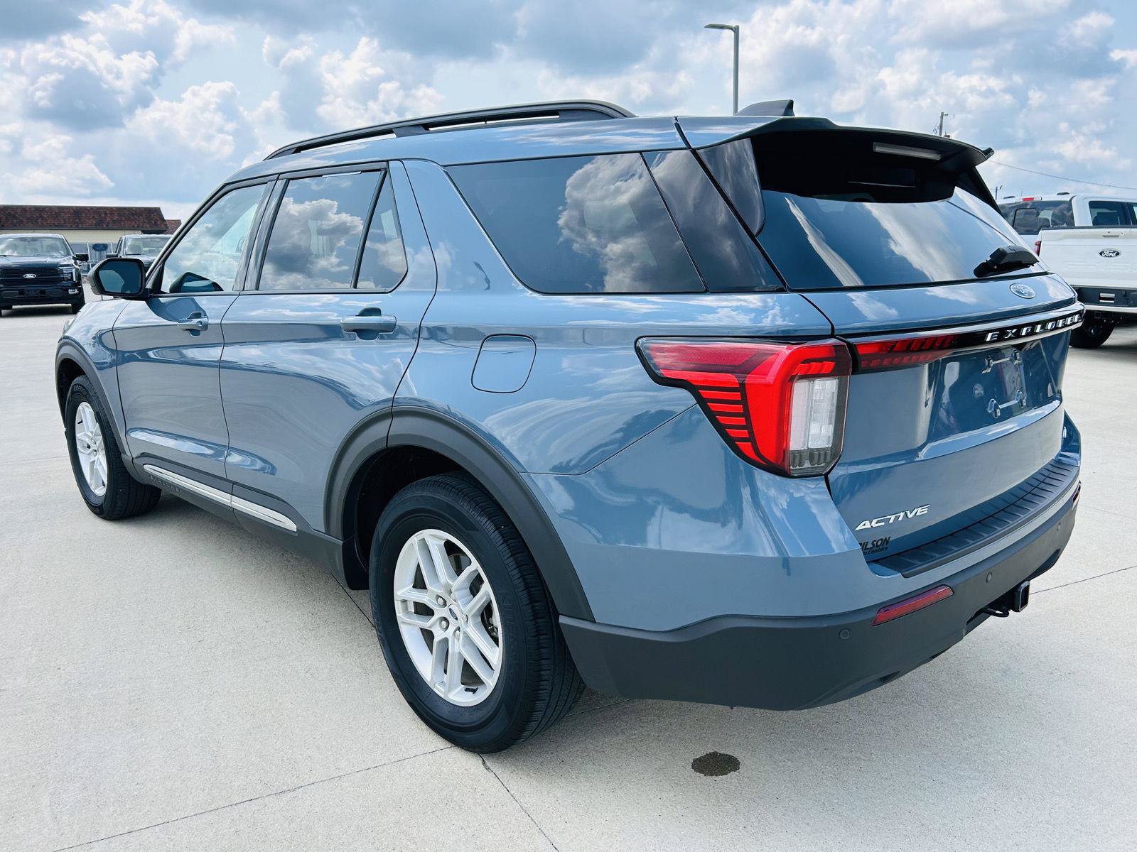 Used 2025 Ford Explorer Active AWD/4WD image 41