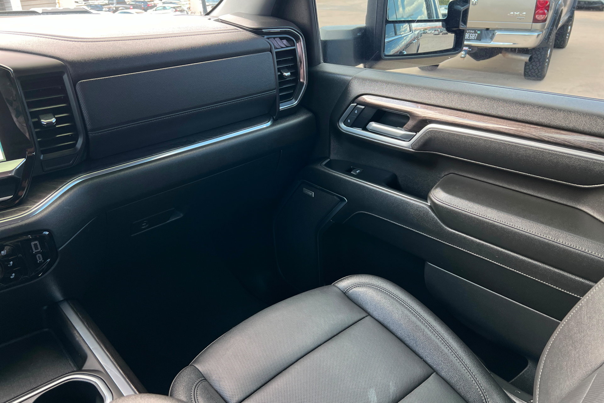 Used 2025 Chevrolet Silverado 3500 LTZ w/ LTZ Convenience Package AWD/4WD image 11