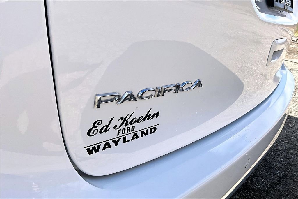 Used 2022 Chrysler Pacifica Touring-L w/ Uconnect Theater Family Group image 8
