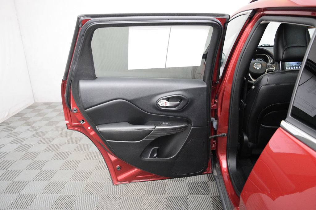 Used 2015 Jeep Cherokee Limited w/ Trailer Tow Group AWD/4WD image 11