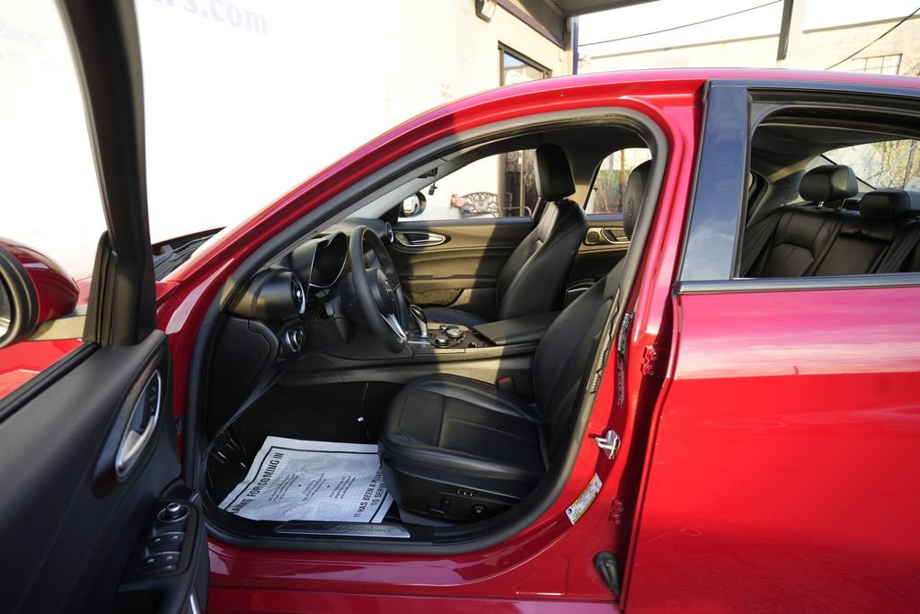 Used 2018 Alfa Romeo Giulia image 16