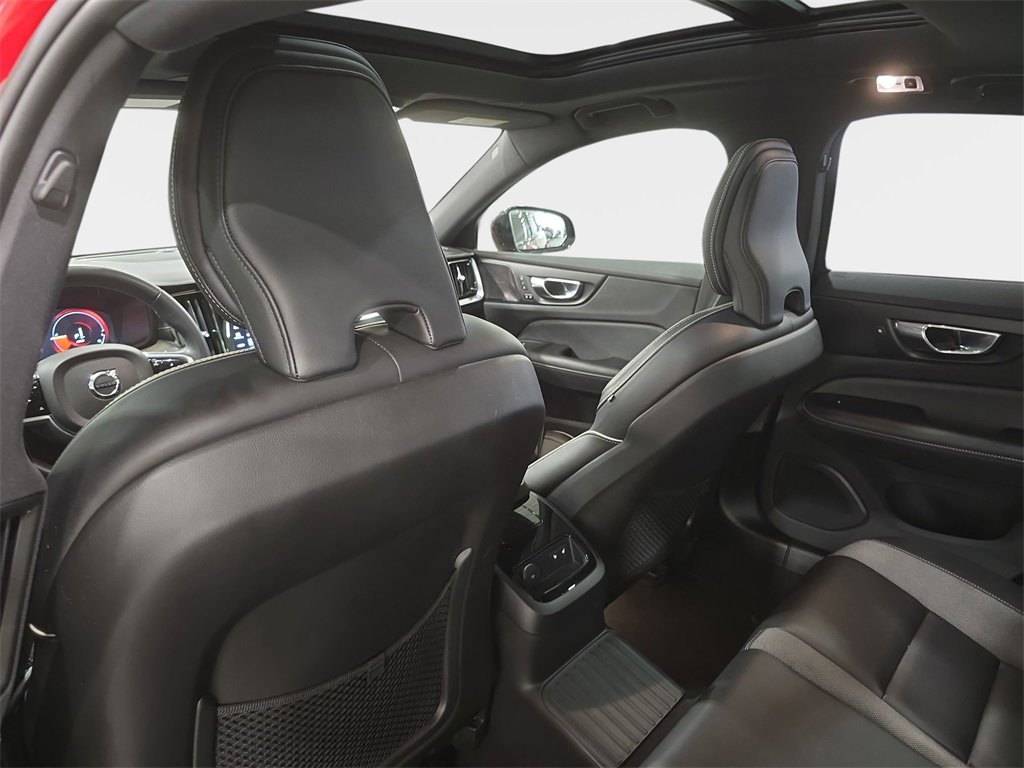 Used 2022 Volvo S60 T8 R-Design image 13