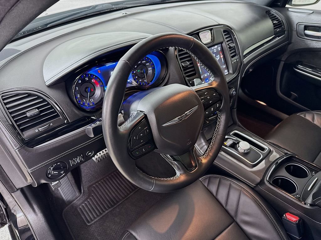Used 2023 Chrysler 300 C image 9