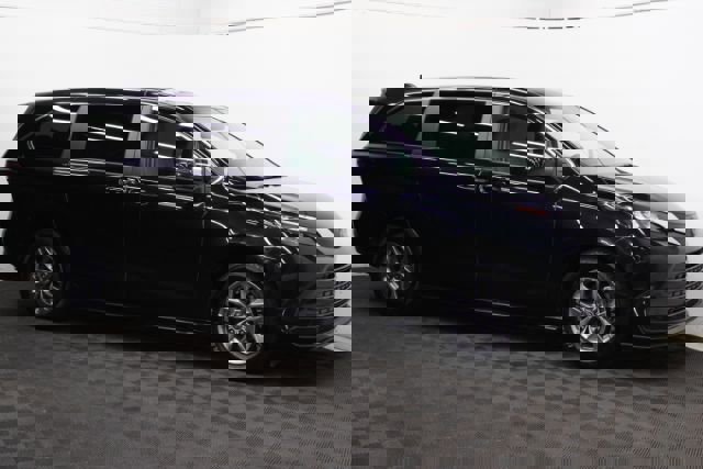 Used 2024 Toyota Sienna LE image 3