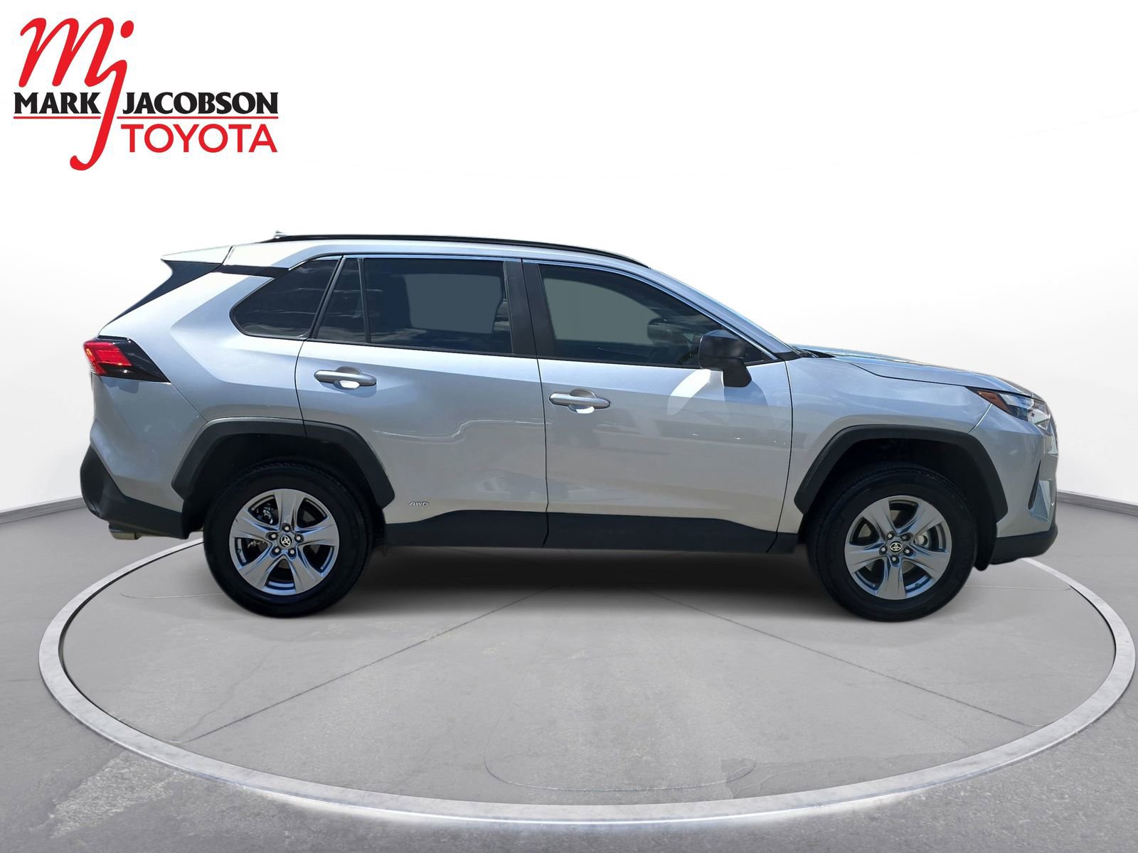 Used 2024 Toyota RAV4 LE AWD/4WD image 4