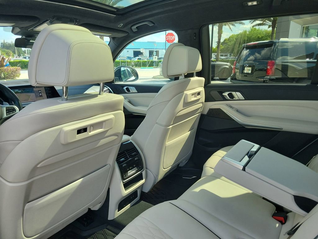 Used 2022 BMW X7 M50i w/ Dynamic Handling Package AWD/4WD image 17
