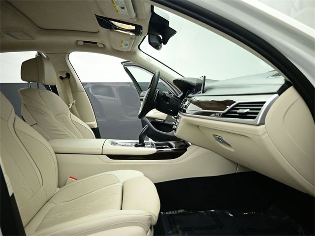 Used 2017 BMW 750i image 29