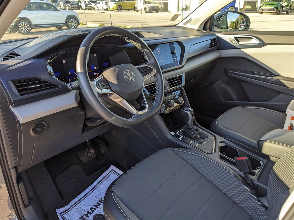 Used 2023 Volkswagen Taos SE w/ Panoramic Sunroof Package image 9