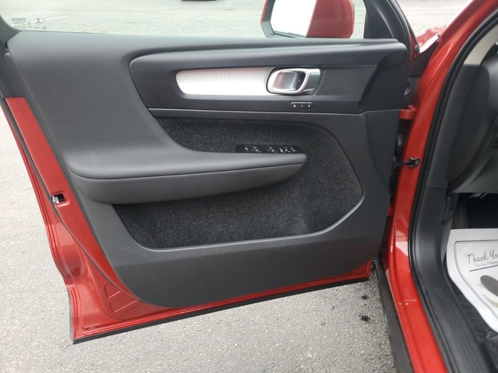 Used 2021 Volvo XC40 T5 Momentum w/ Climate Package image 13