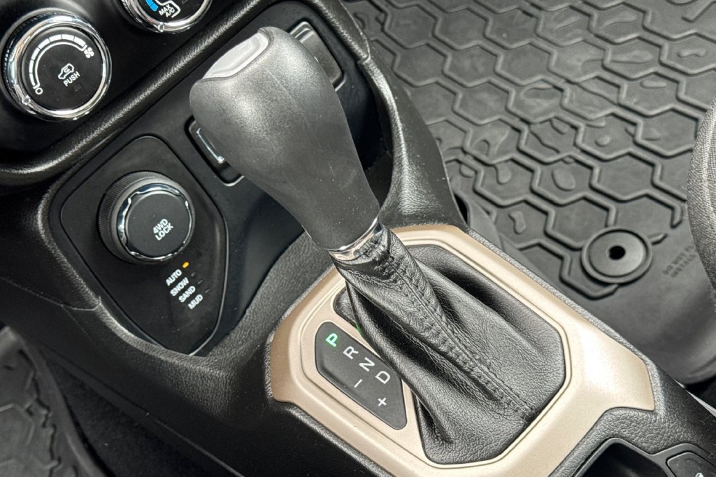 Used 2015 Jeep Renegade Latitude w/ Cold Weather Group II AWD/4WD image 25