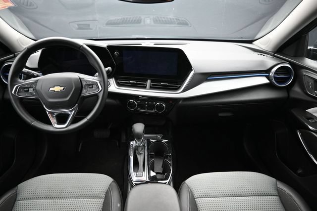 Used 2025 Chevrolet Trax LT w/ LT Convenience Package FWD image 16