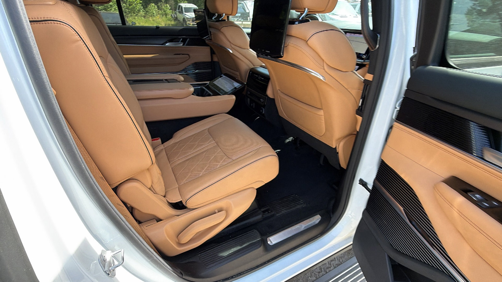 Used 2025 Jeep Grand Wagoneer Series III w/ Rear Seat Video Group 1 AWD/4WD image 22