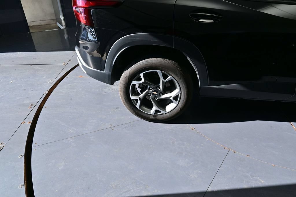 Used 2025 Chevrolet Trax LT FWD image 20