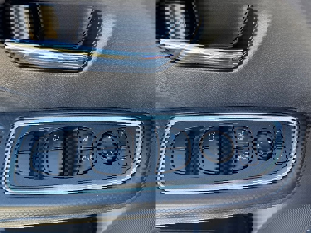 New 2025 Nissan Versa SR w/ Trunk Package image 18