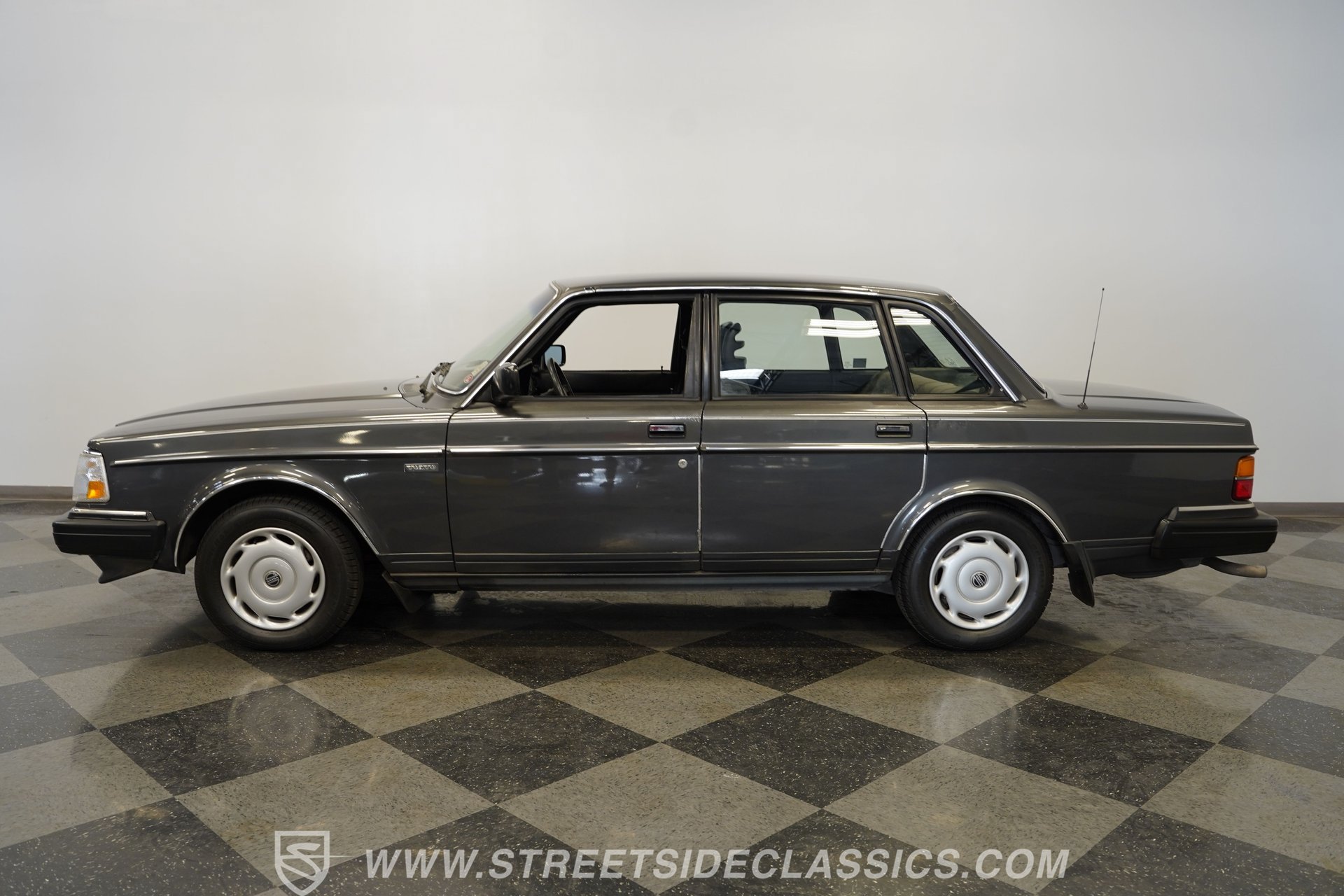 Used 1988 Volvo 240 Sedan RWD image 2