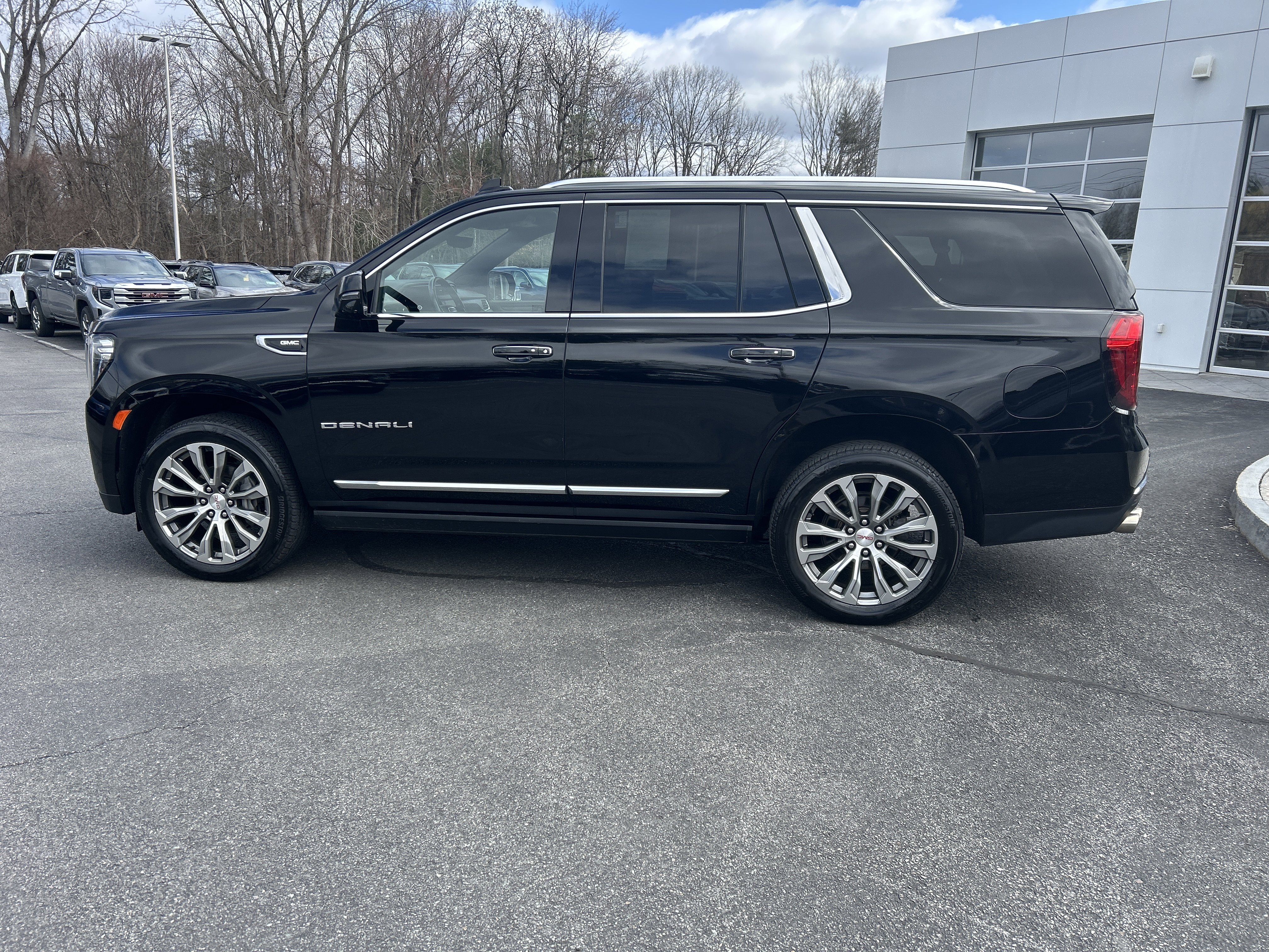 Used 2021 GMC Yukon Denali w/ Denali Premium Package image 2