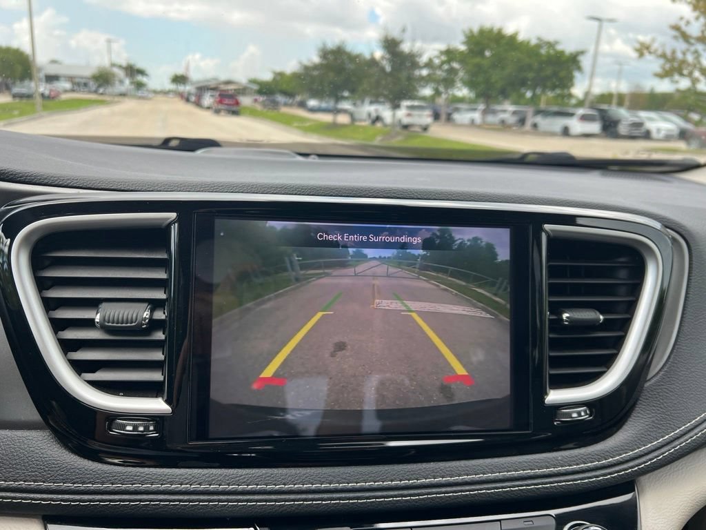 Used 2022 Chrysler Pacifica Touring-L FWD image 39