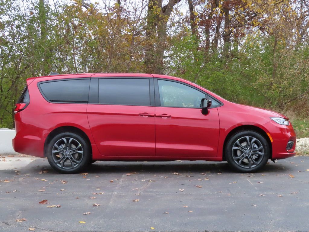 New 2026 Chrysler Pacifica Select image 2