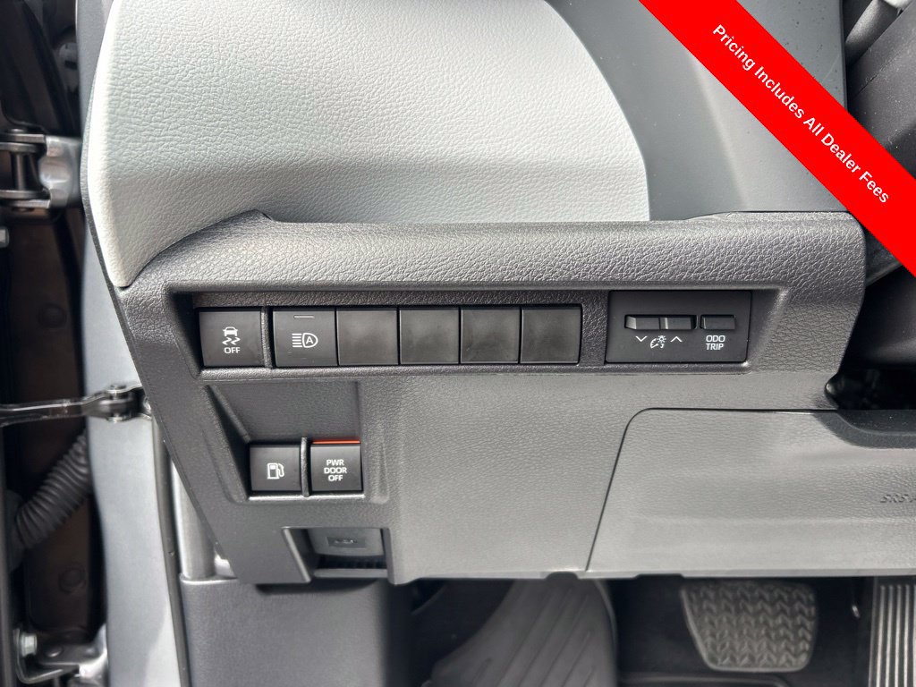 Used 2026 Toyota Sienna XLE FWD image 7