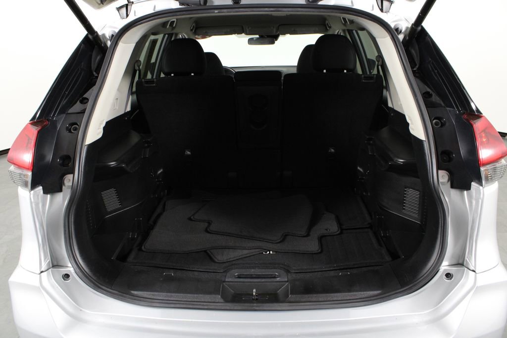 Used 2019 Nissan Rogue SV image 16