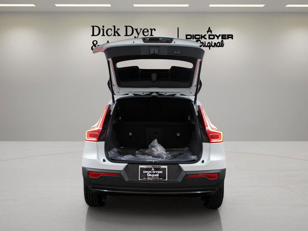 New 2026 Volvo XC40 B4 Plus w/ Protection Package Premier FWD image 28