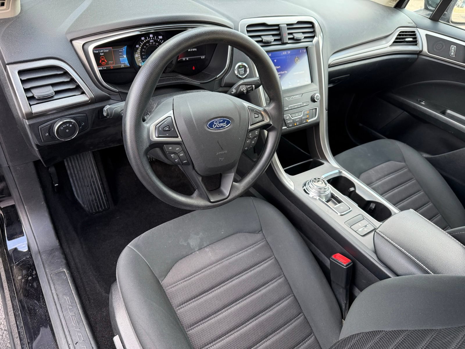Used 2020 Ford Fusion SE FWD image 12
