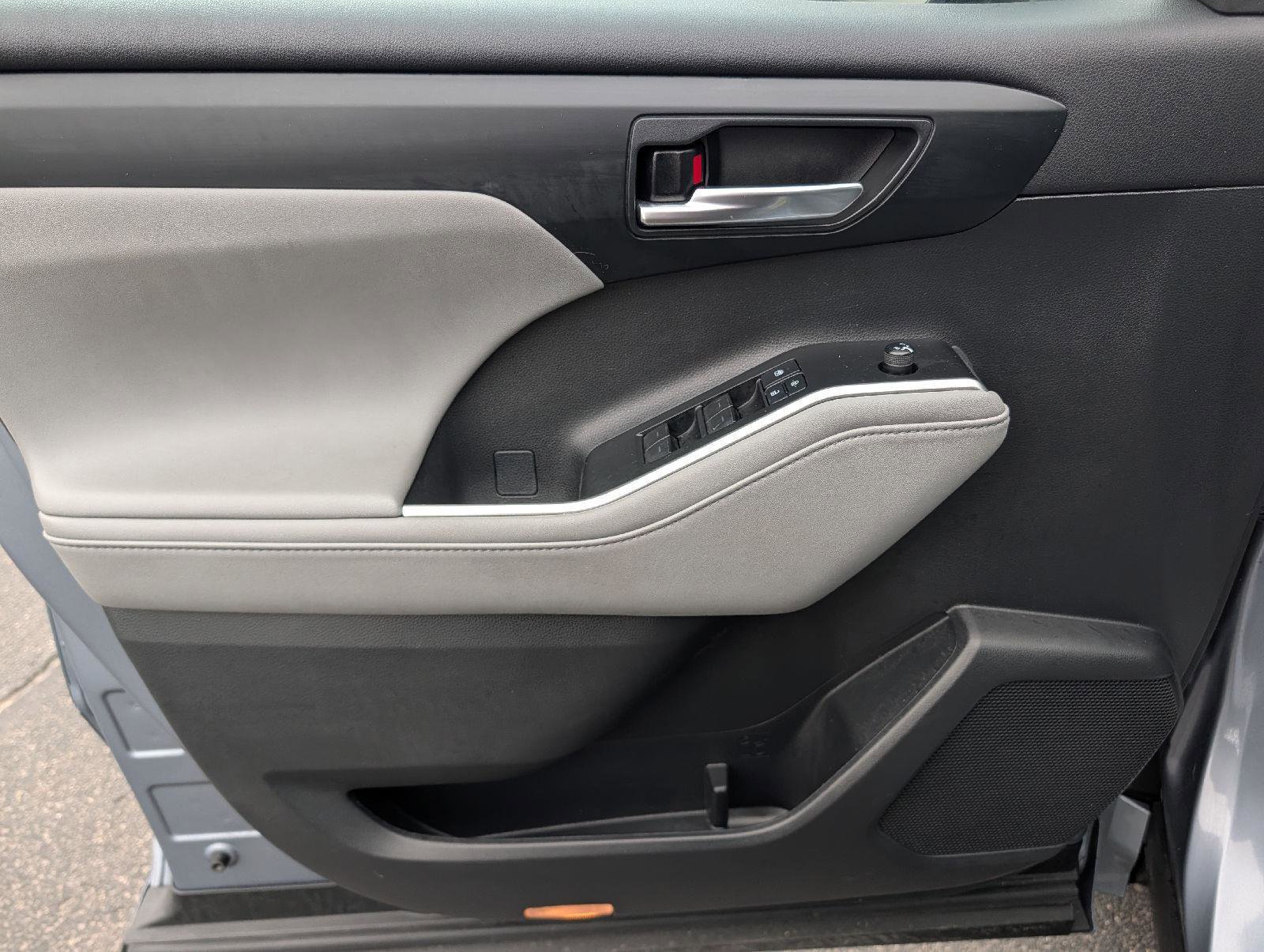 Used 2021 Toyota Highlander XLE image 8