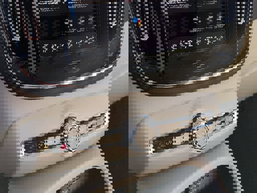 New 2026 Volvo XC40 B5 Ultra w/ Protection Package Premier image 27