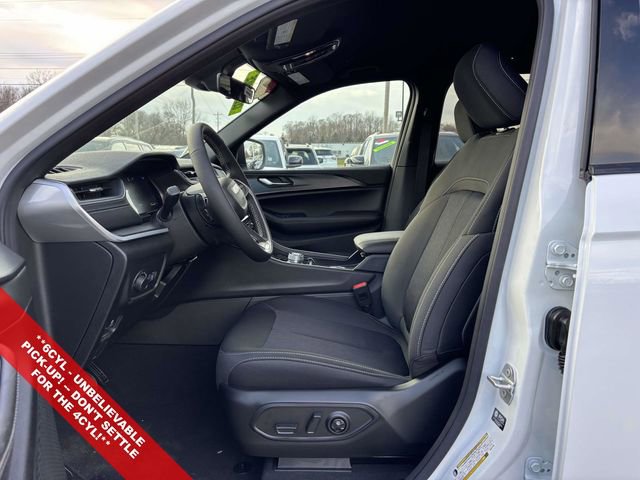 New 2025 Jeep Grand Cherokee Laredo image 3