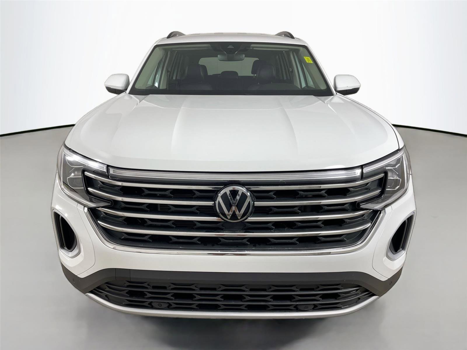 Used 2024 Volkswagen Atlas SE image 2