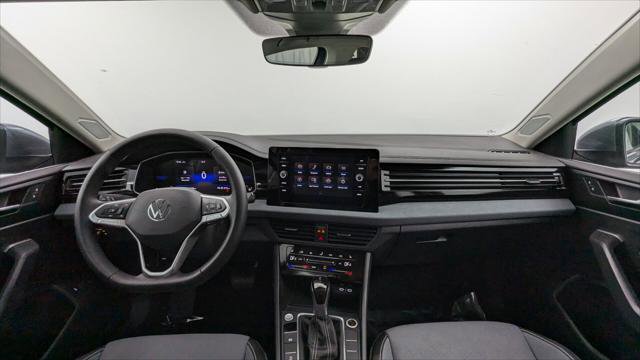 Used 2025 Volkswagen Jetta SE image 24