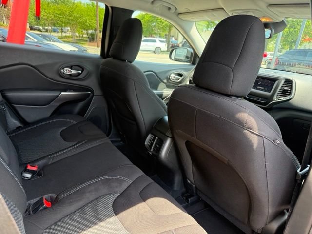 Used 2021 Jeep Cherokee Latitude AWD/4WD image 24