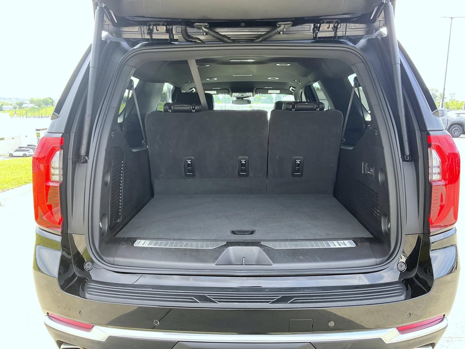 Used 2025 GMC Yukon XL Denali AWD/4WD image 9
