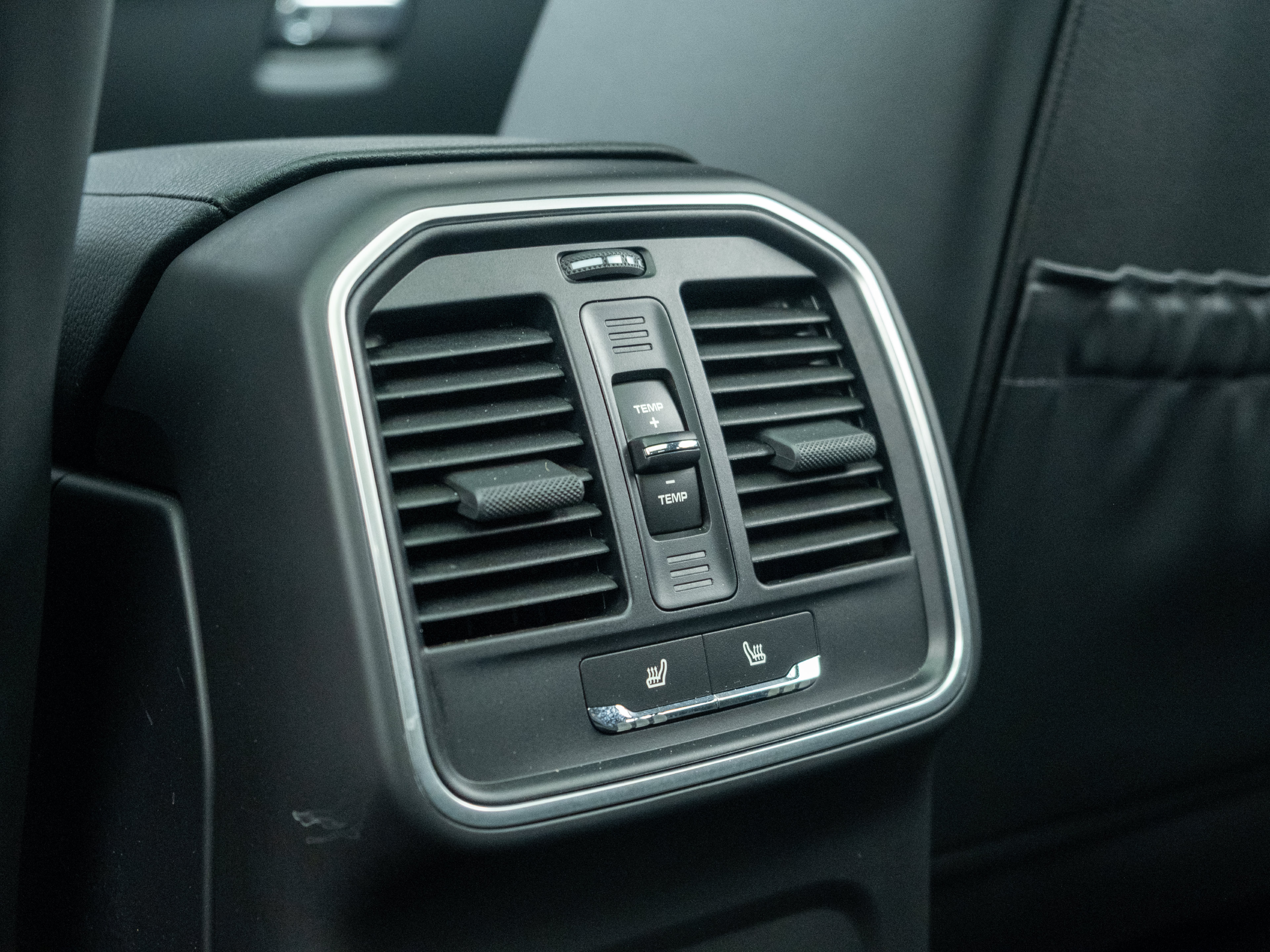 Certified 2023 Porsche Macan AWD/4WD image 37
