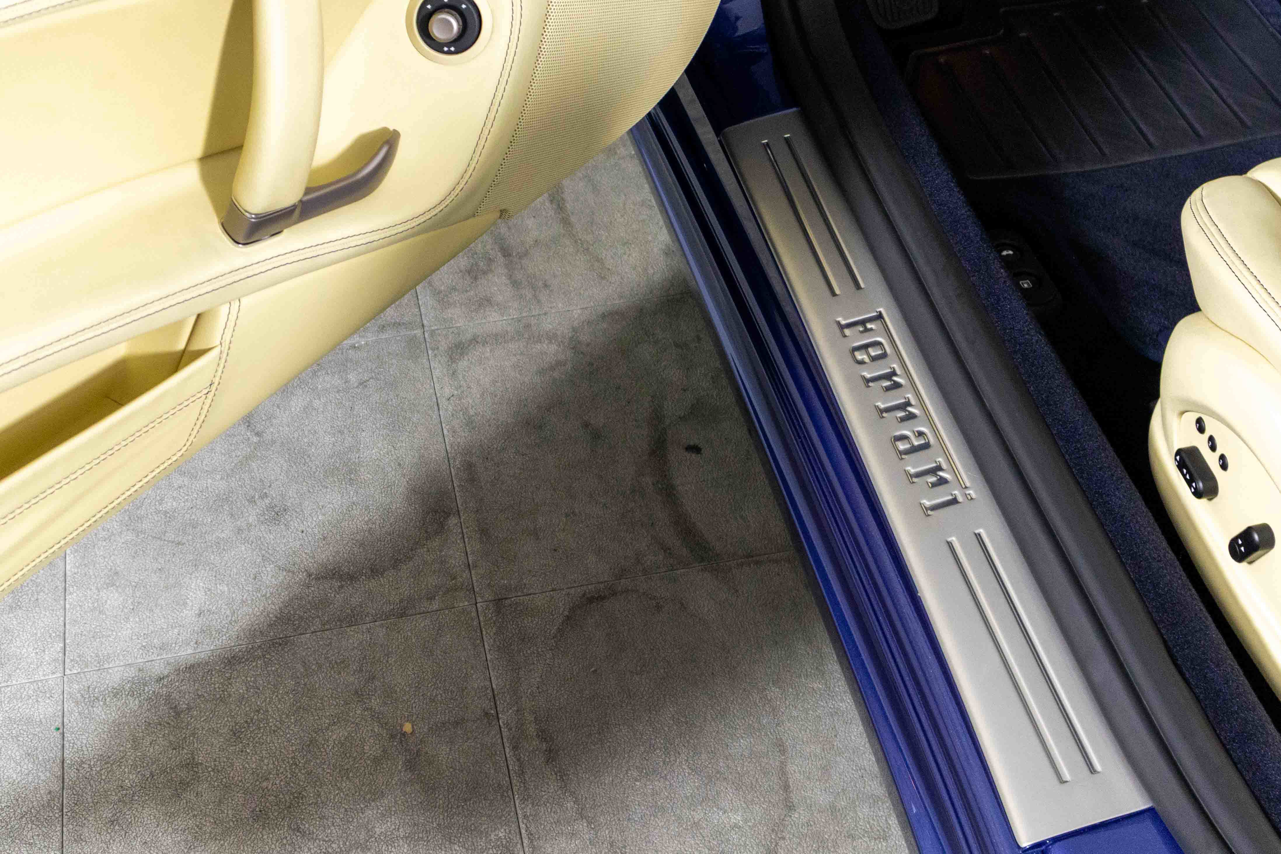 Used 2010 Ferrari California image 39