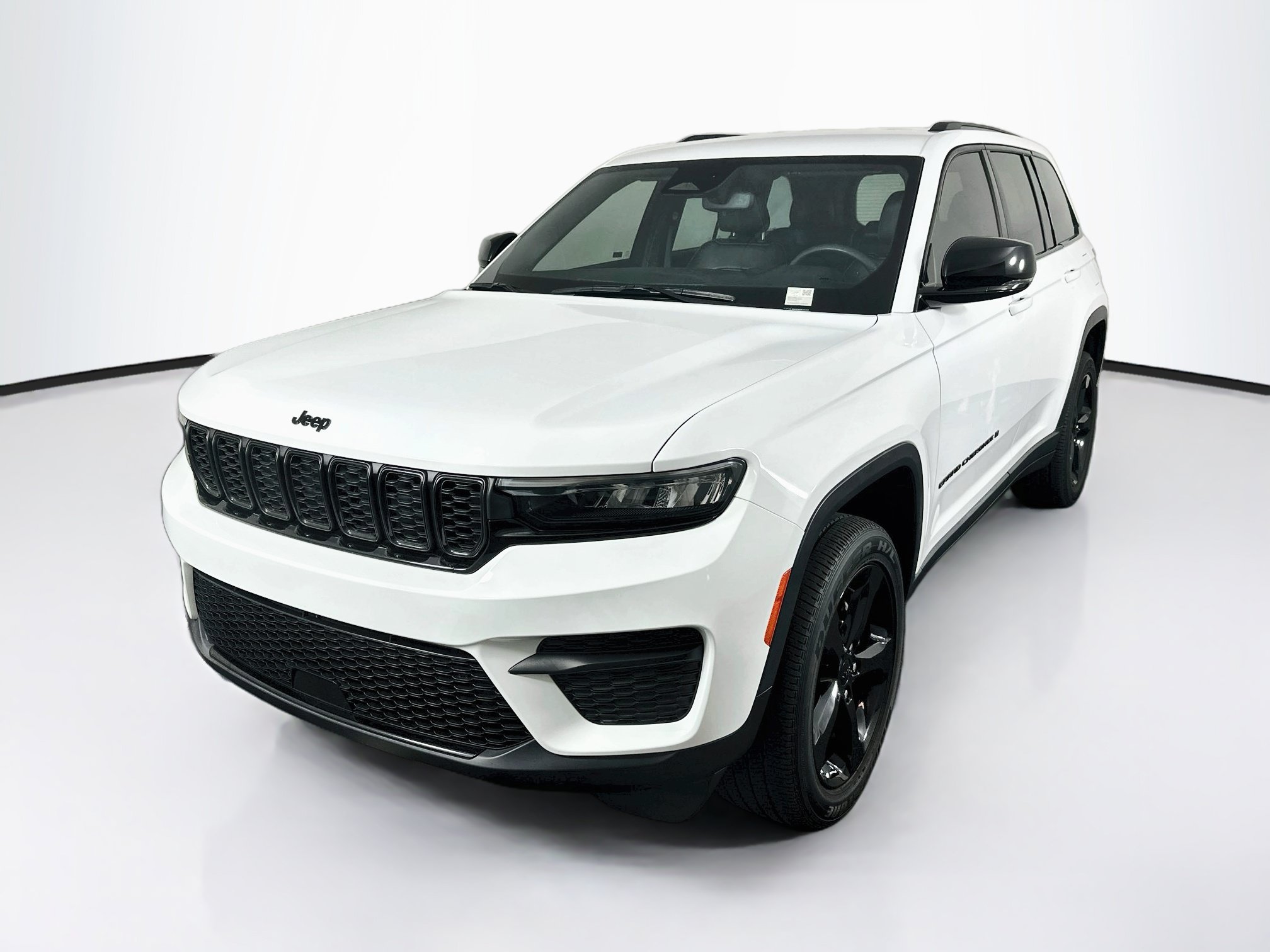 Used 2023 Jeep Grand Cherokee Altitude RWD image 3
