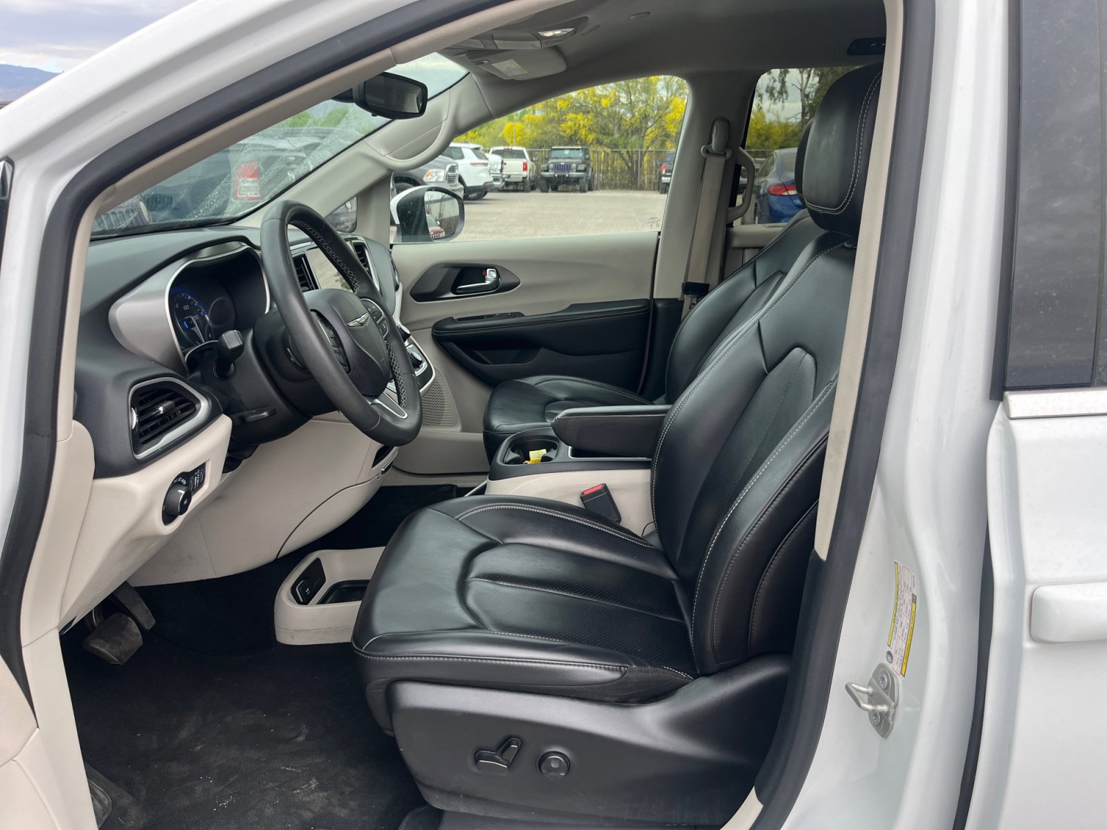 Certified 2023 Chrysler Pacifica Touring-L image 14