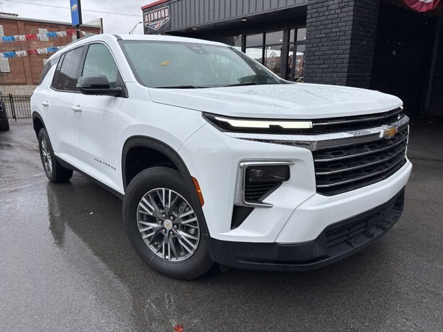 Used 2025 Chevrolet Traverse LT image 3