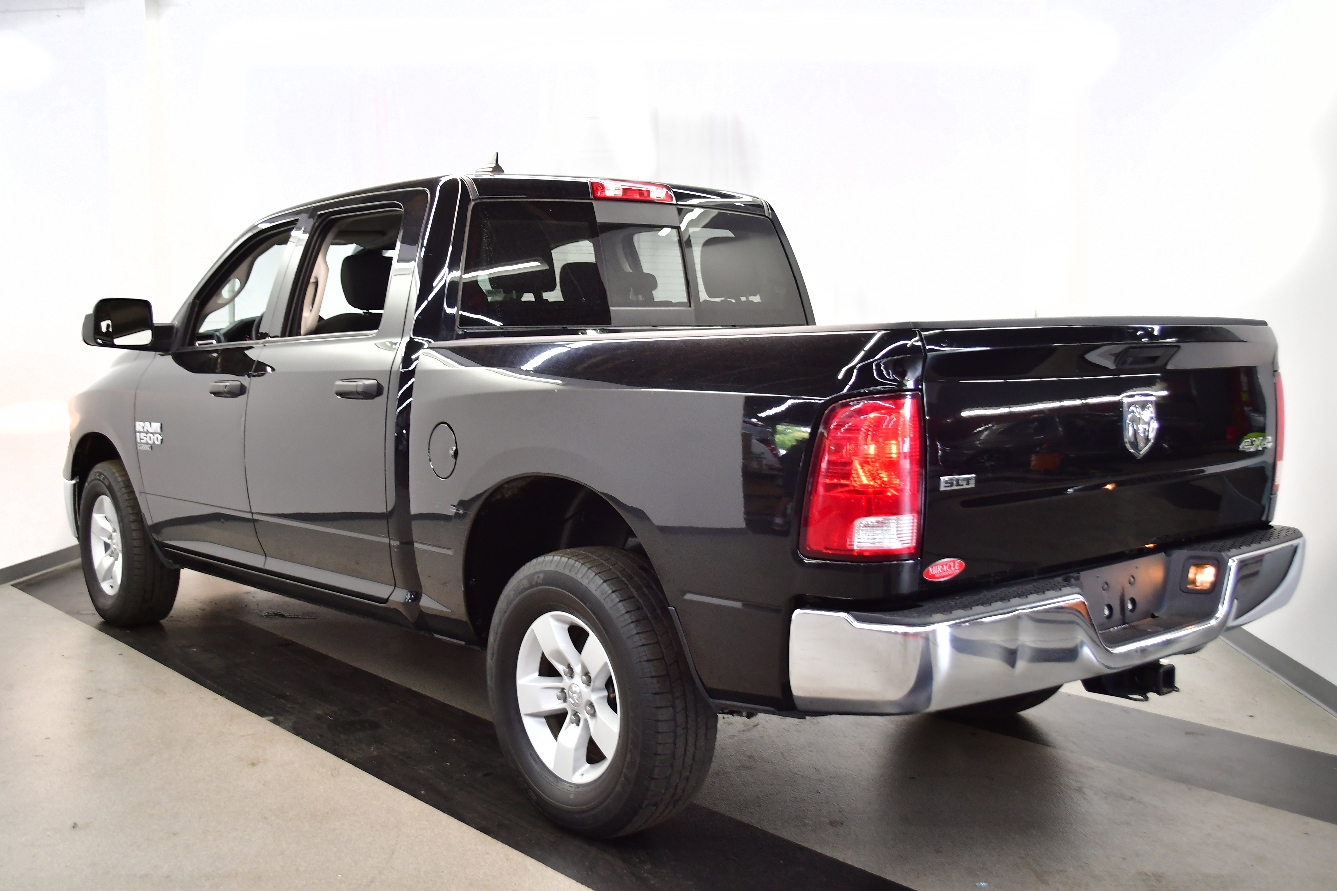 Used 2023 RAM 1500 Classic SLT w/ Trailer & Traction Group AWD/4WD image 5