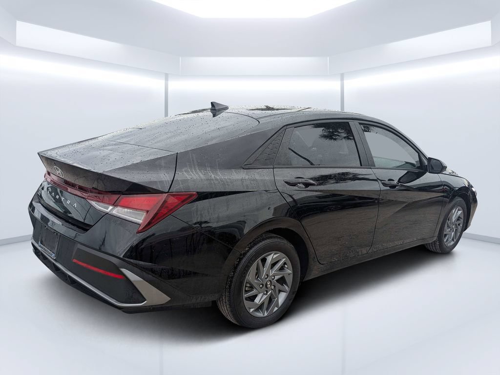 Used 2024 Hyundai Elantra SEL FWD image 3