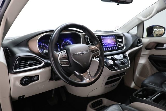 Used 2017 Chrysler Pacifica Touring-L FWD image 13